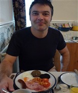 Peter laddar magen full med diverse fin skotsk frukost