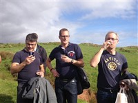 Peter, Lasse och Peter njuter en Still Young