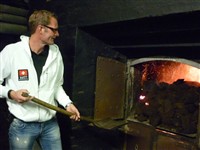 Lasse eldar torv p&aring; Laphroaig