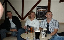 The Royal Oak. Resans f&ouml;rsta &ouml;l f&ouml;r chauff&ouml;rerna Marcus och Peter. Gissa om den var efterl&auml;ngtad!