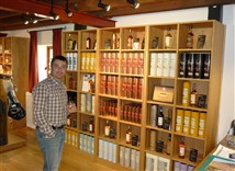 N&ouml;jd Peter W med en Cask i glaset p&aring; Benromachs bes&ouml;kscenter