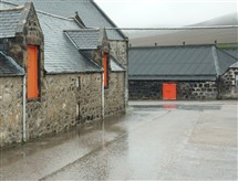 Det svarta p&aring; husen i bakgrunden &auml;r de omtalade spritalgerna