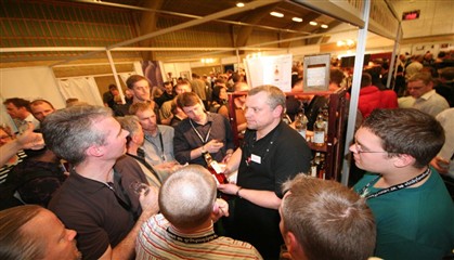 Micke och Robert i mitten av bilden lyssnar intresserat...